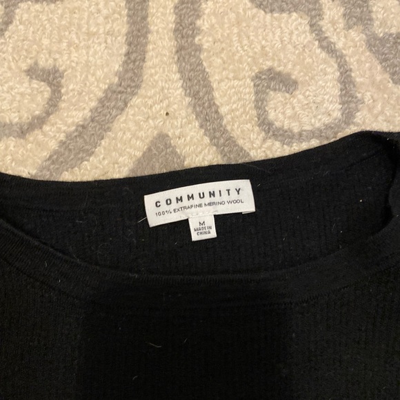 Community 100% wool sweater - Picture 2 of 2